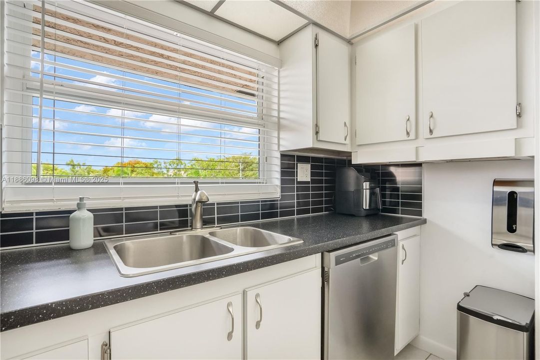 Под контрактом: $149,900 (2 спален, 2 ванн, 1025 Квадратных фут)