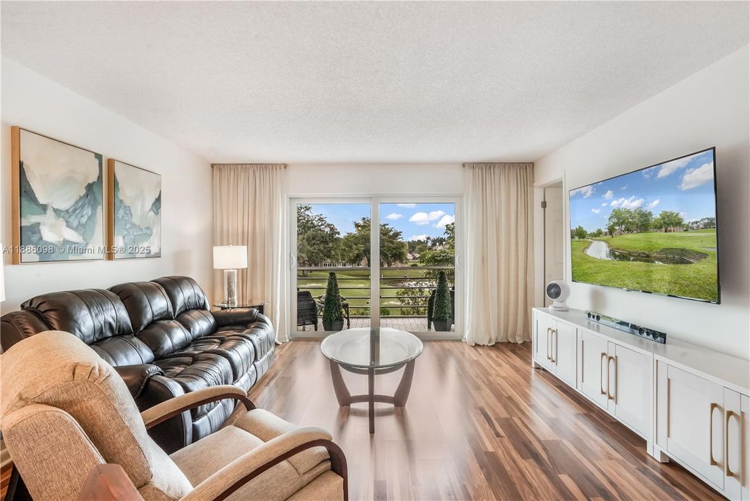 Под контрактом: $149,900 (2 спален, 2 ванн, 1025 Квадратных фут)