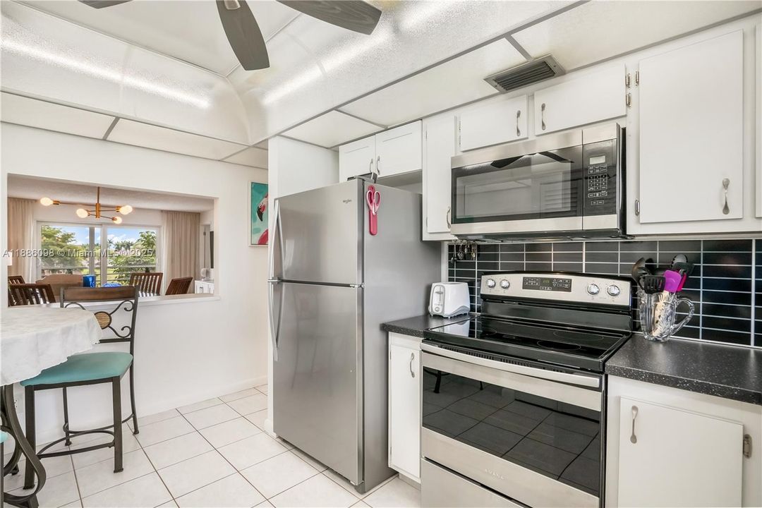 Под контрактом: $149,900 (2 спален, 2 ванн, 1025 Квадратных фут)