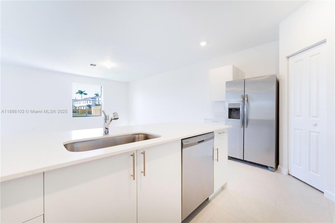 На продажу: $739,000 (3 спален, 2 ванн, 1641 Квадратных фут)