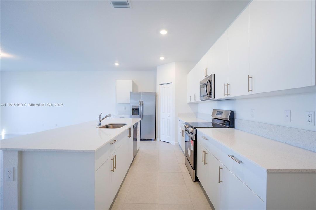 На продажу: $739,000 (3 спален, 2 ванн, 1641 Квадратных фут)