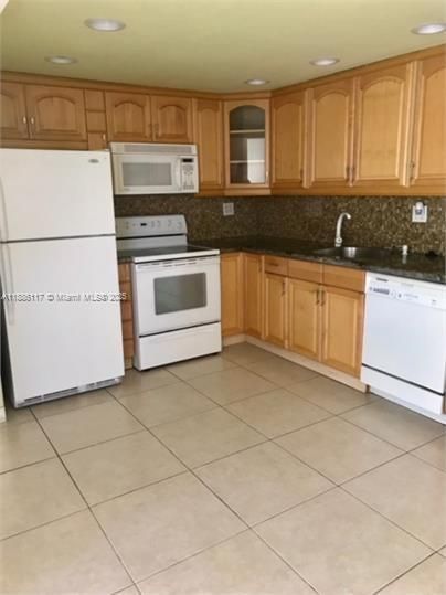 合同活跃: $1,750 (2 贝兹, 2 浴室, 912 平方英尺)