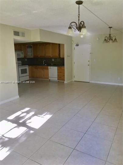 合同活跃: $1,750 (2 贝兹, 2 浴室, 912 平方英尺)