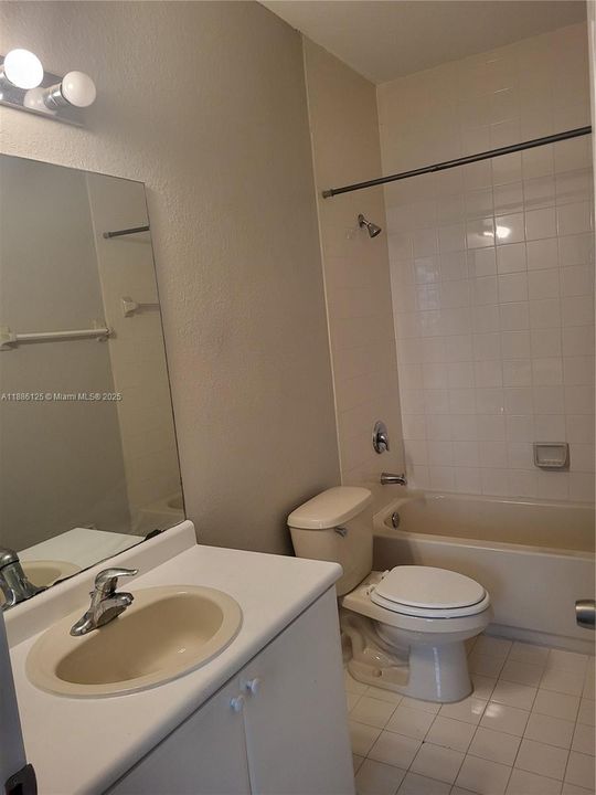 Active With Contract: $199,900 (3 beds, 2 baths, 1182 Square Feet)