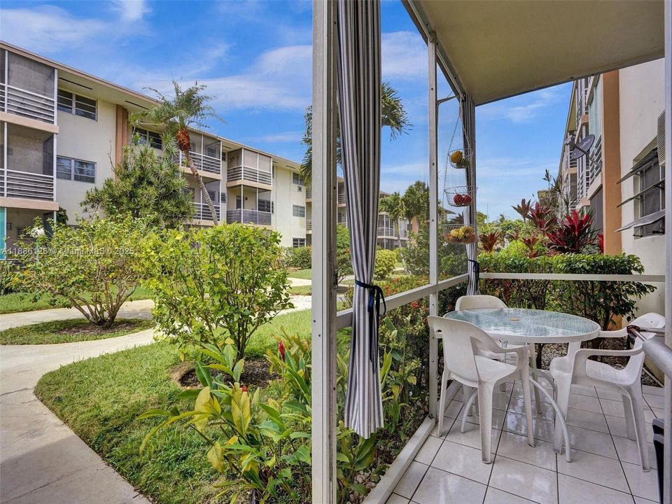 For Sale: $69,900 (1 beds, 1 baths, 688 Square Feet)