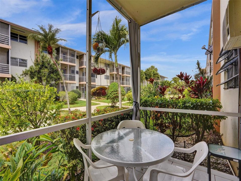 For Sale: $69,900 (1 beds, 1 baths, 688 Square Feet)