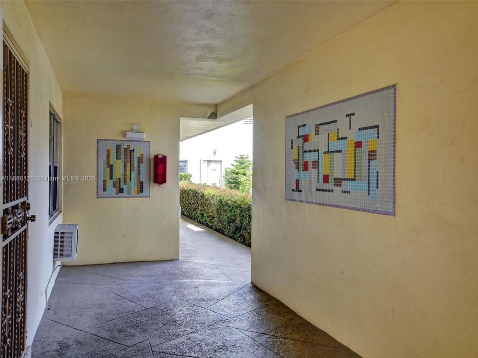 For Sale: $69,900 (1 beds, 1 baths, 688 Square Feet)