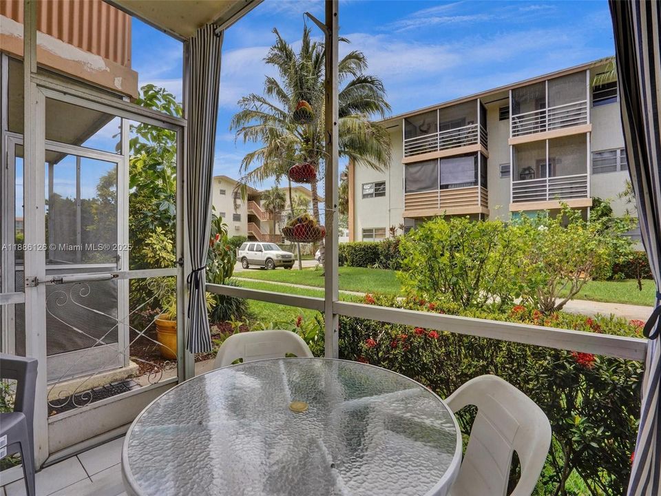 For Sale: $69,900 (1 beds, 1 baths, 688 Square Feet)