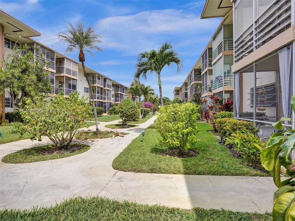 For Sale: $69,900 (1 beds, 1 baths, 688 Square Feet)