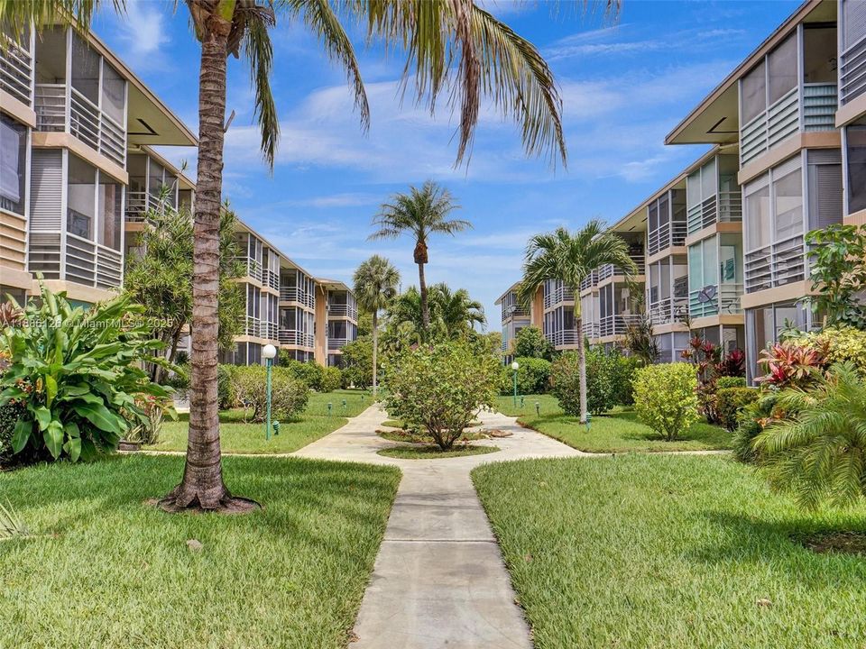 For Sale: $69,900 (1 beds, 1 baths, 688 Square Feet)