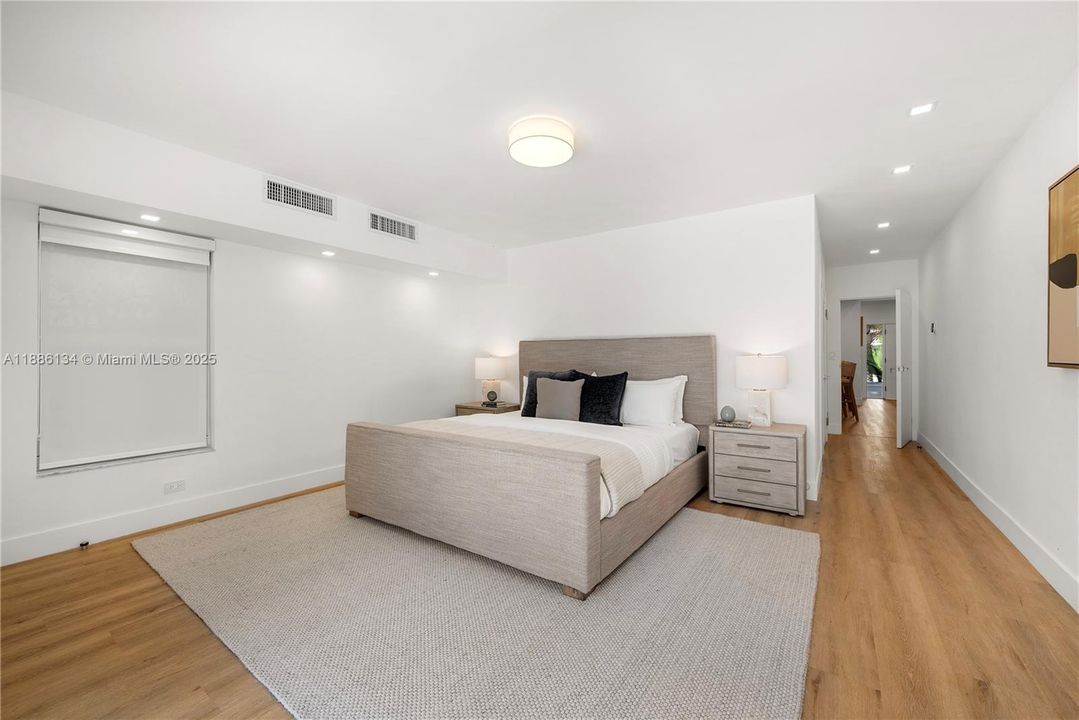 Под контрактом: $3,597,000 (4 спален, 3 ванн, 3248 Квадратных фут)