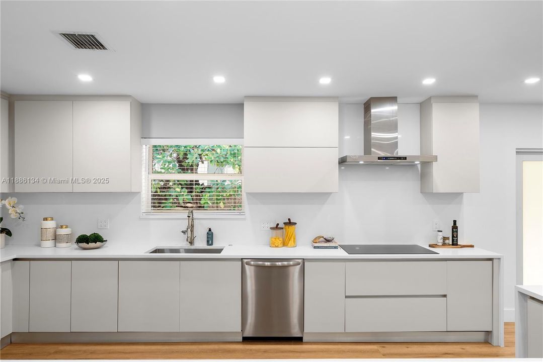 Под контрактом: $3,597,000 (4 спален, 3 ванн, 3248 Квадратных фут)