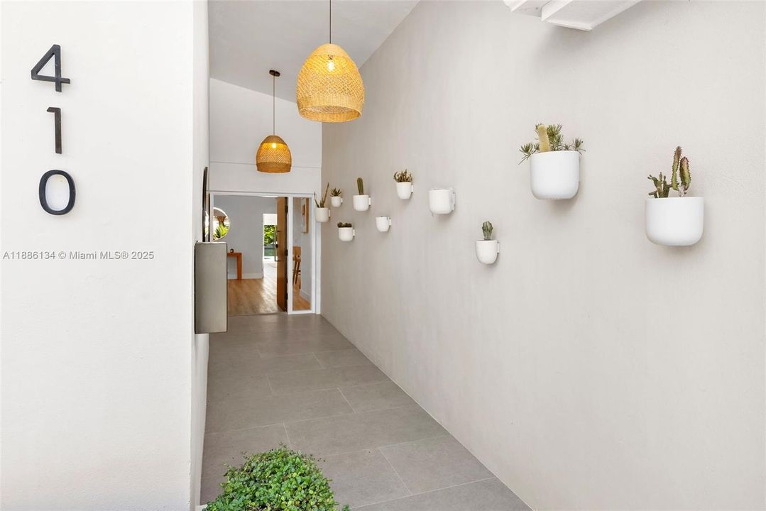 Под контрактом: $3,597,000 (4 спален, 3 ванн, 3248 Квадратных фут)