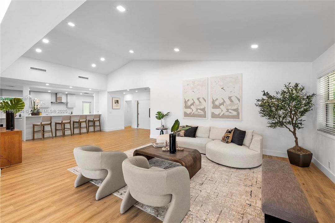 Под контрактом: $3,597,000 (4 спален, 3 ванн, 3248 Квадратных фут)