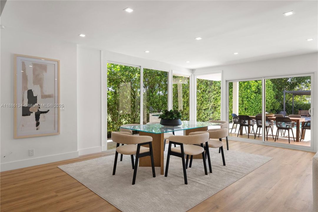 Под контрактом: $3,597,000 (4 спален, 3 ванн, 3248 Квадратных фут)