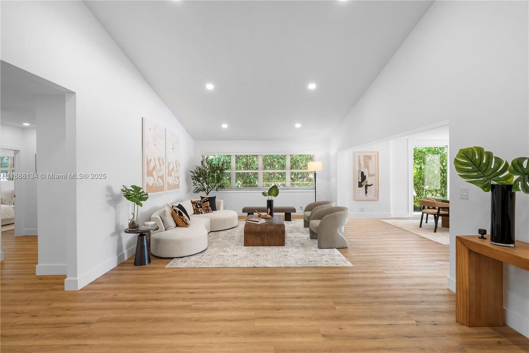 Под контрактом: $3,597,000 (4 спален, 3 ванн, 3248 Квадратных фут)