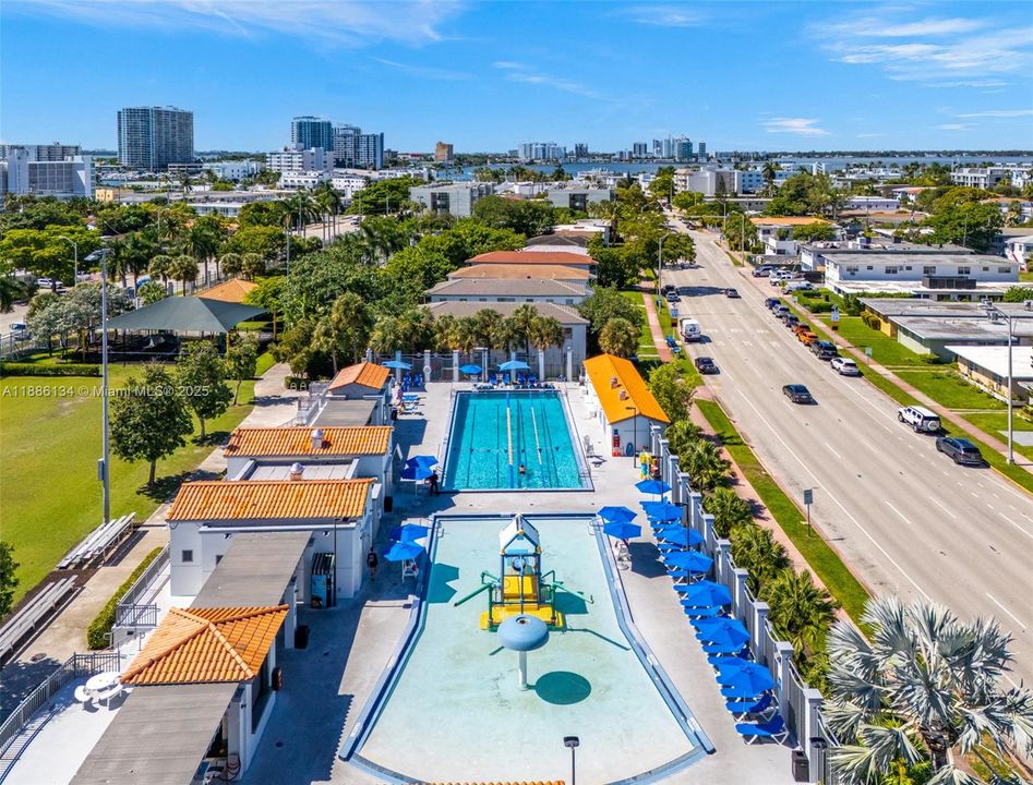 Под контрактом: $3,597,000 (4 спален, 3 ванн, 3248 Квадратных фут)