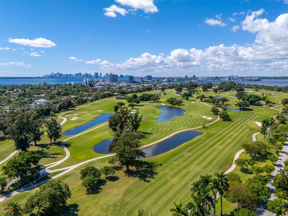 Под контрактом: $3,597,000 (4 спален, 3 ванн, 3248 Квадратных фут)