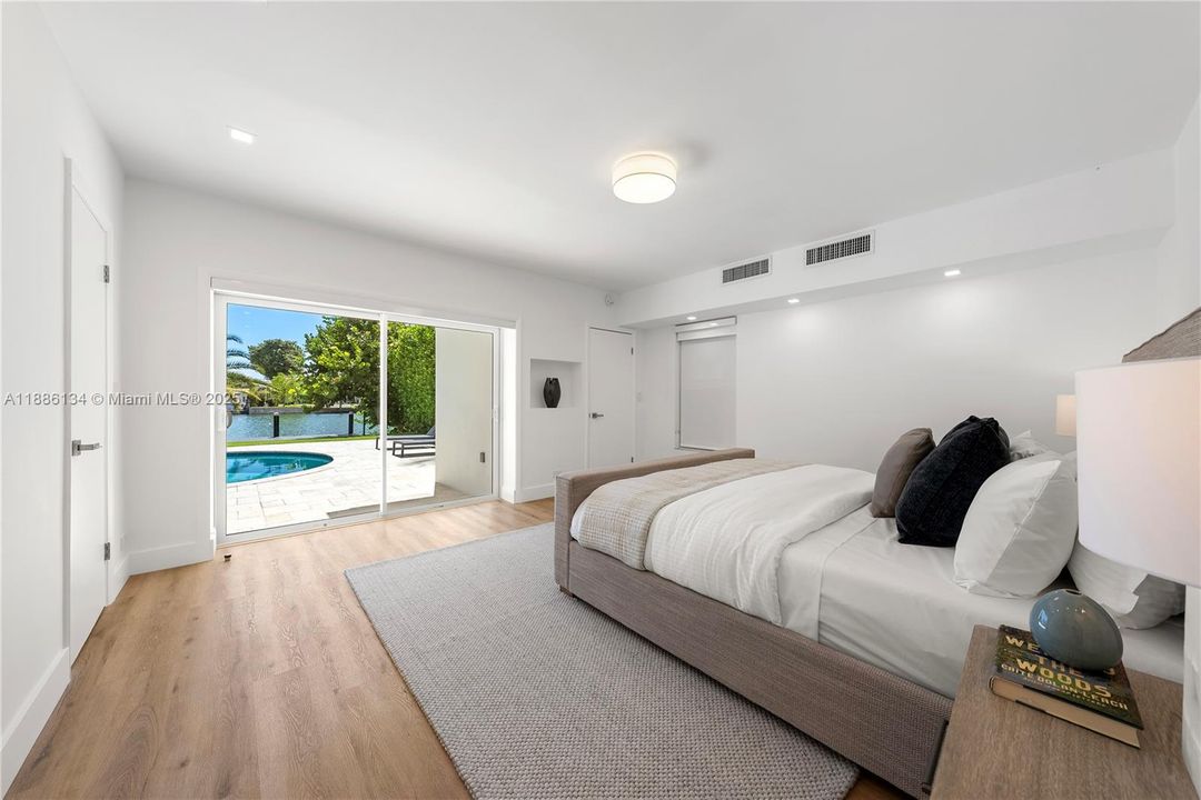 Под контрактом: $3,597,000 (4 спален, 3 ванн, 3248 Квадратных фут)