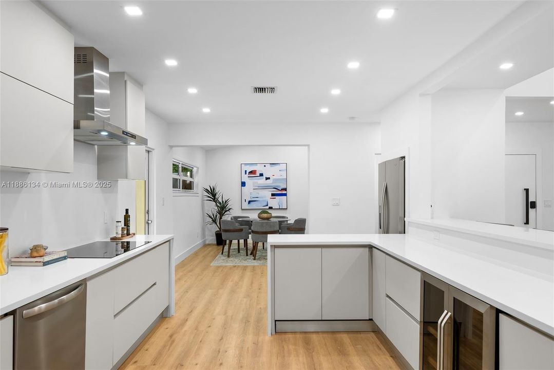 Под контрактом: $3,597,000 (4 спален, 3 ванн, 3248 Квадратных фут)