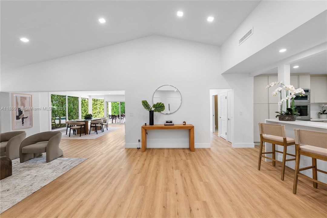 Под контрактом: $3,597,000 (4 спален, 3 ванн, 3248 Квадратных фут)