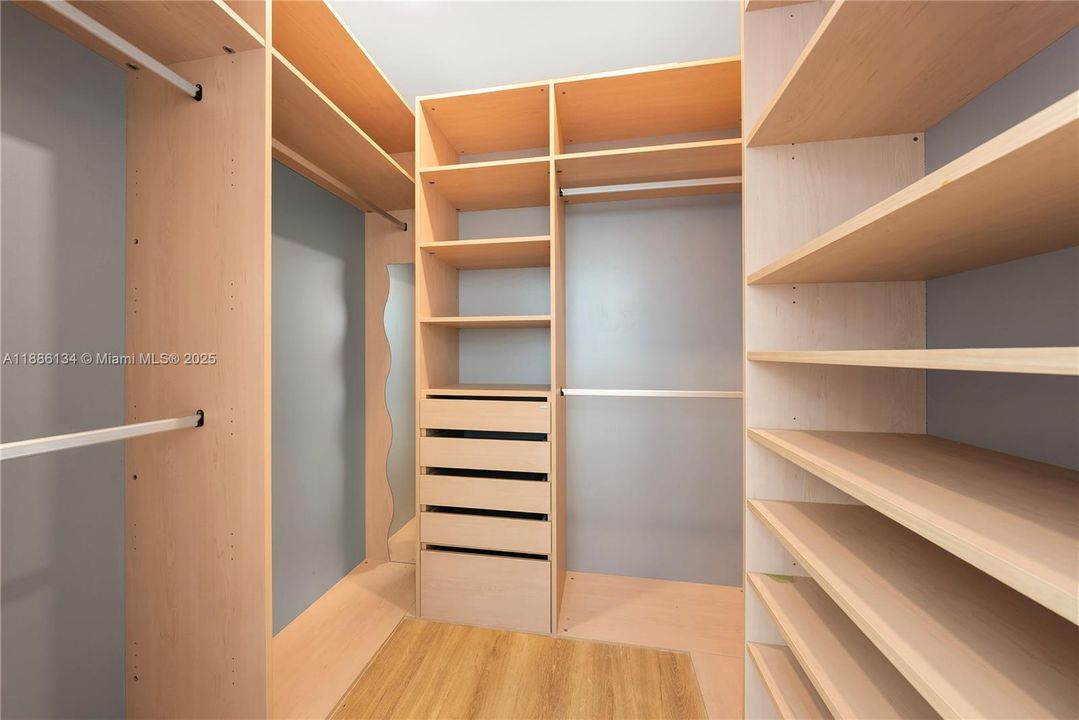 Под контрактом: $3,597,000 (4 спален, 3 ванн, 3248 Квадратных фут)