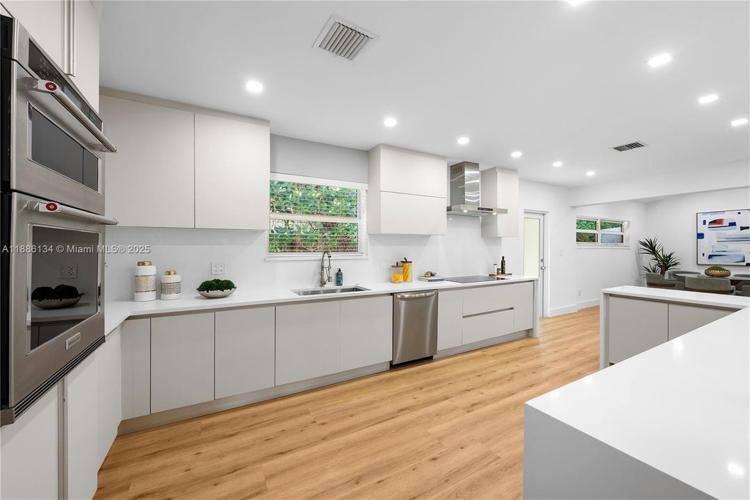 Под контрактом: $3,597,000 (4 спален, 3 ванн, 3248 Квадратных фут)