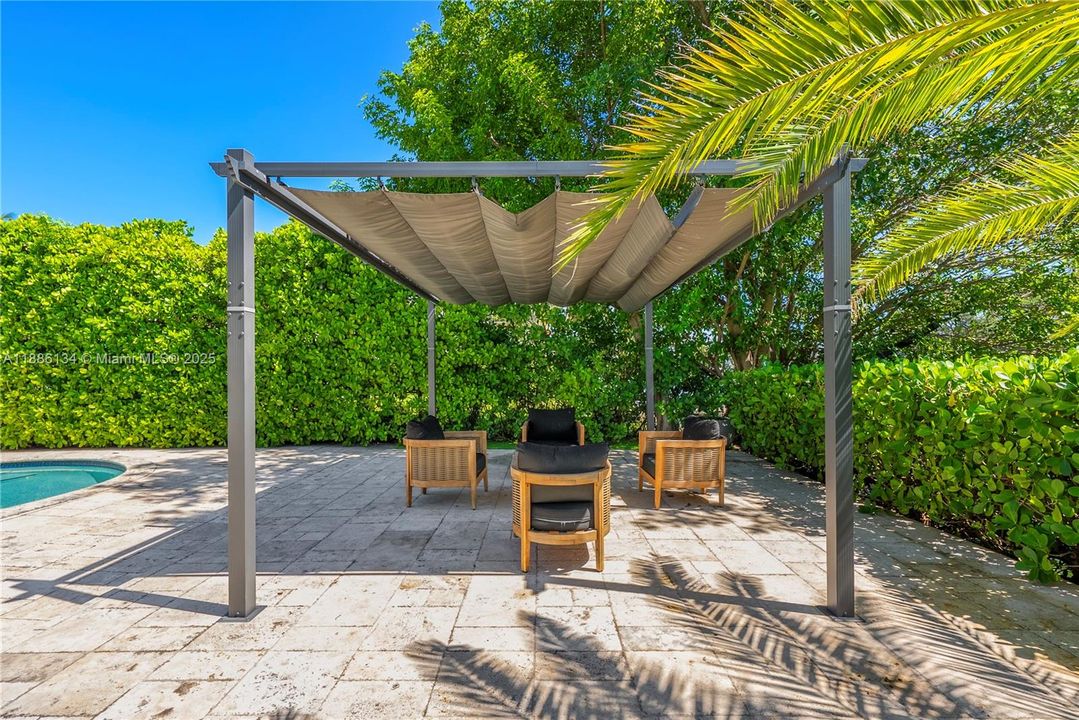 Под контрактом: $3,597,000 (4 спален, 3 ванн, 3248 Квадратных фут)