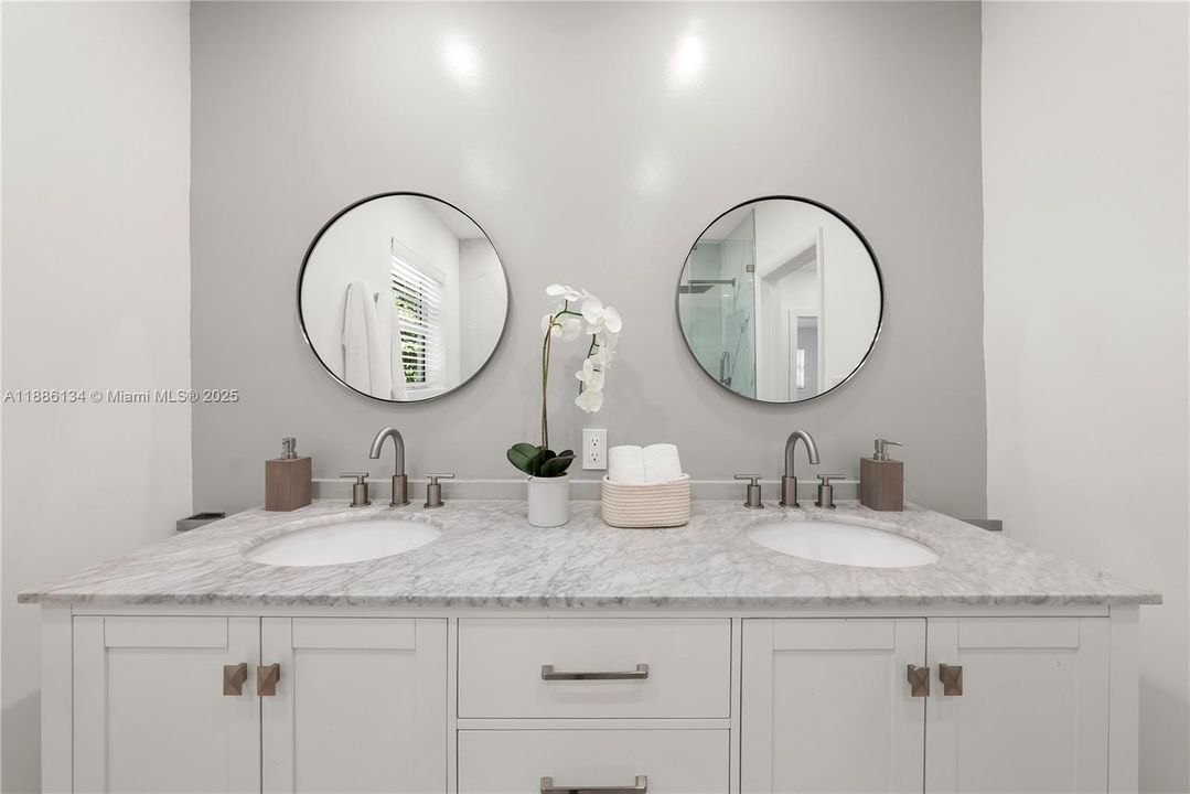 Под контрактом: $3,597,000 (4 спален, 3 ванн, 3248 Квадратных фут)