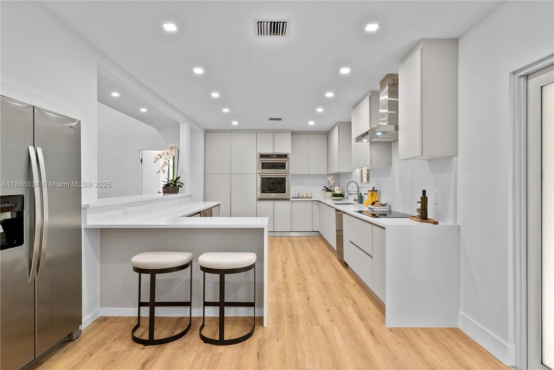 Под контрактом: $3,597,000 (4 спален, 3 ванн, 3248 Квадратных фут)