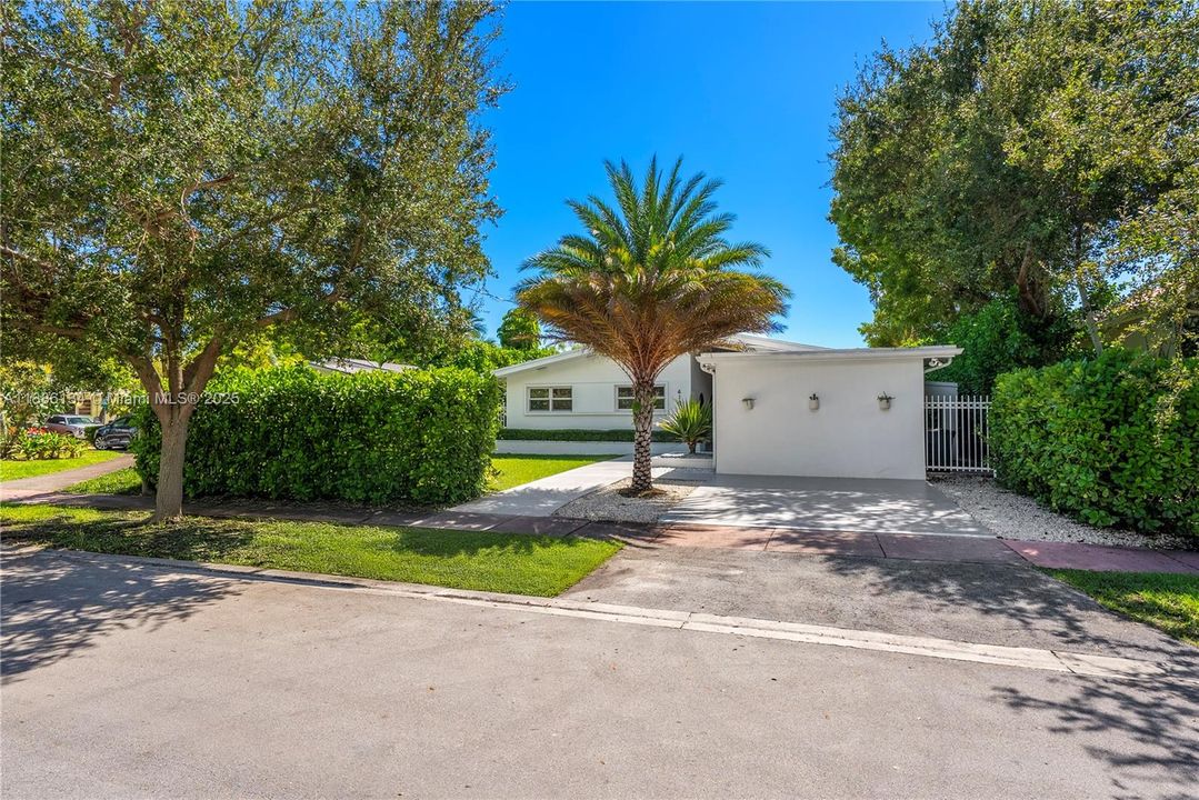 Под контрактом: $3,597,000 (4 спален, 3 ванн, 3248 Квадратных фут)