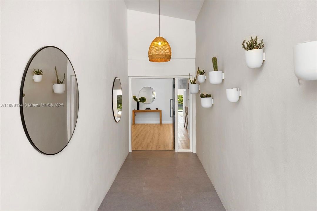 Под контрактом: $3,597,000 (4 спален, 3 ванн, 3248 Квадратных фут)