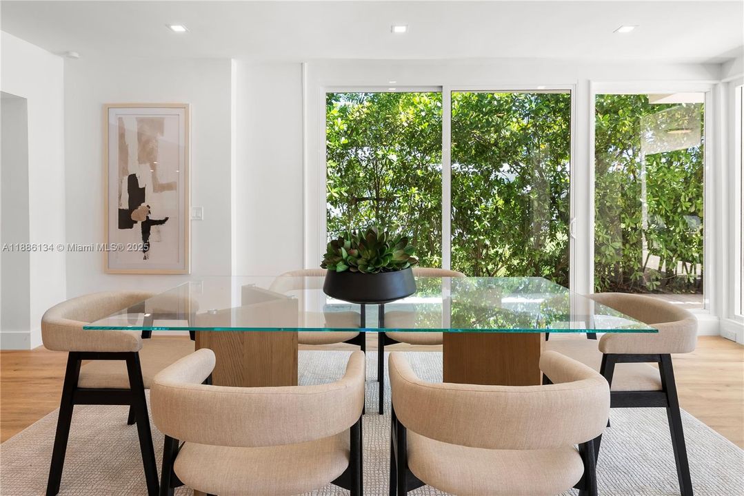 Под контрактом: $3,597,000 (4 спален, 3 ванн, 3248 Квадратных фут)