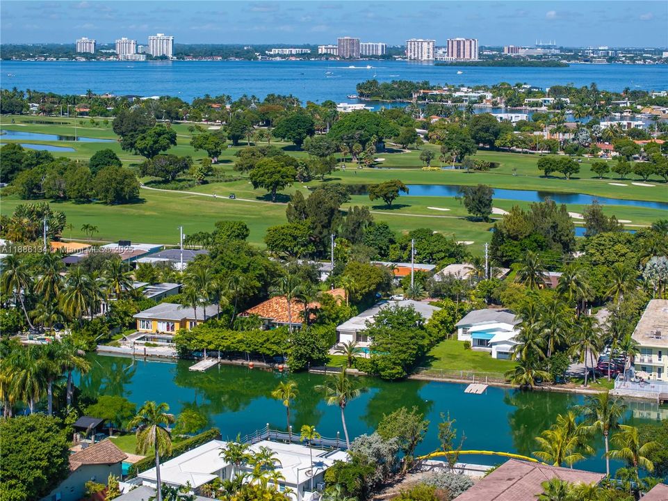 Под контрактом: $3,597,000 (4 спален, 3 ванн, 3248 Квадратных фут)