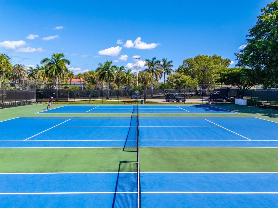 Под контрактом: $3,597,000 (4 спален, 3 ванн, 3248 Квадратных фут)