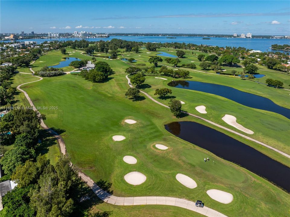 Под контрактом: $3,597,000 (4 спален, 3 ванн, 3248 Квадратных фут)