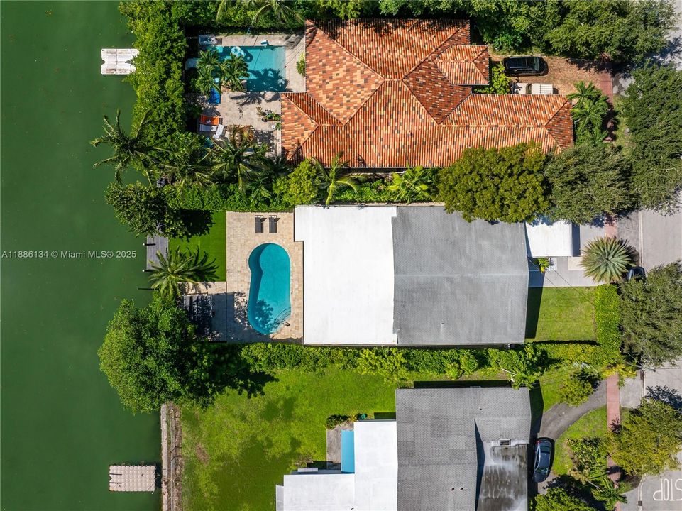 Под контрактом: $3,597,000 (4 спален, 3 ванн, 3248 Квадратных фут)