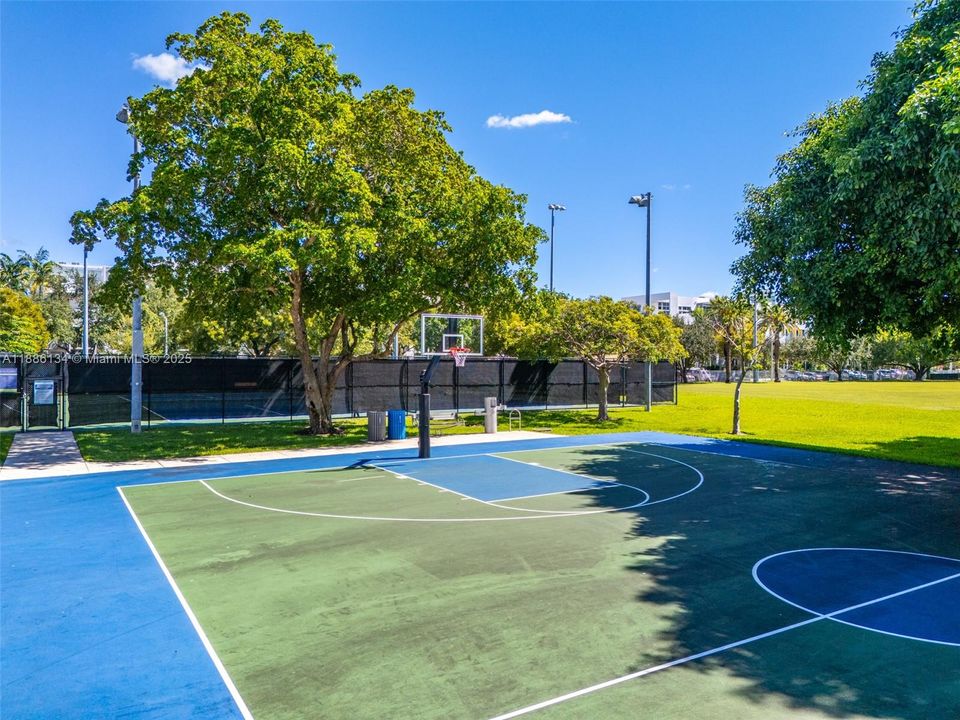 Под контрактом: $3,597,000 (4 спален, 3 ванн, 3248 Квадратных фут)