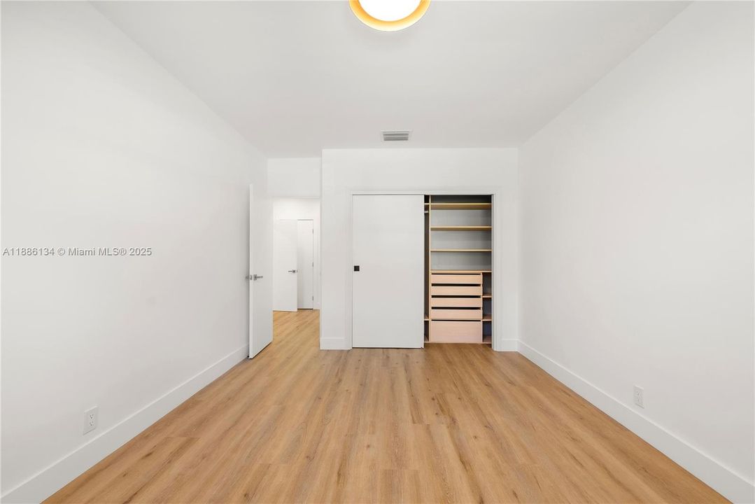 Под контрактом: $3,597,000 (4 спален, 3 ванн, 3248 Квадратных фут)