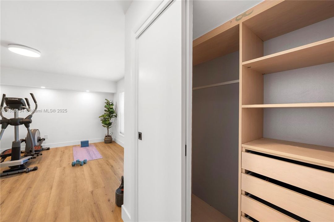 Под контрактом: $3,597,000 (4 спален, 3 ванн, 3248 Квадратных фут)