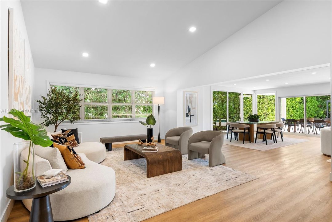 Под контрактом: $3,597,000 (4 спален, 3 ванн, 3248 Квадратных фут)