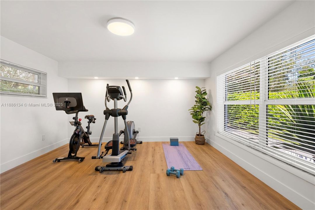 Под контрактом: $3,597,000 (4 спален, 3 ванн, 3248 Квадратных фут)