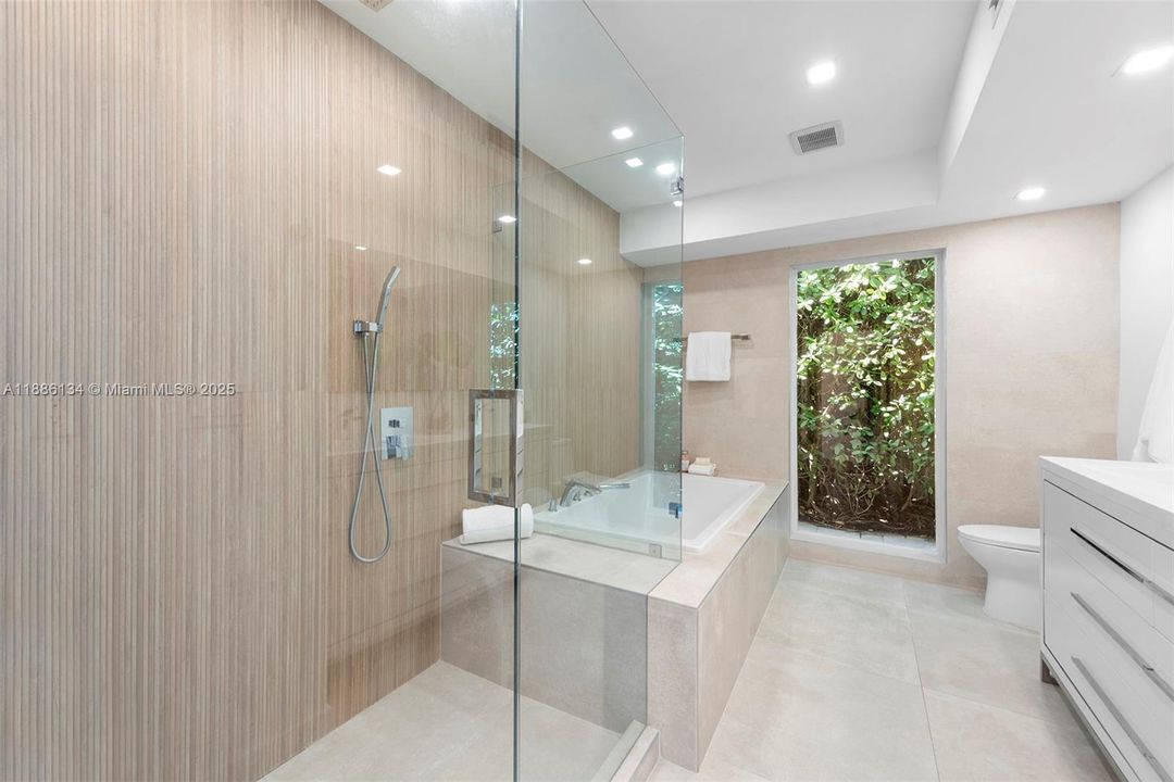 Под контрактом: $3,597,000 (4 спален, 3 ванн, 3248 Квадратных фут)