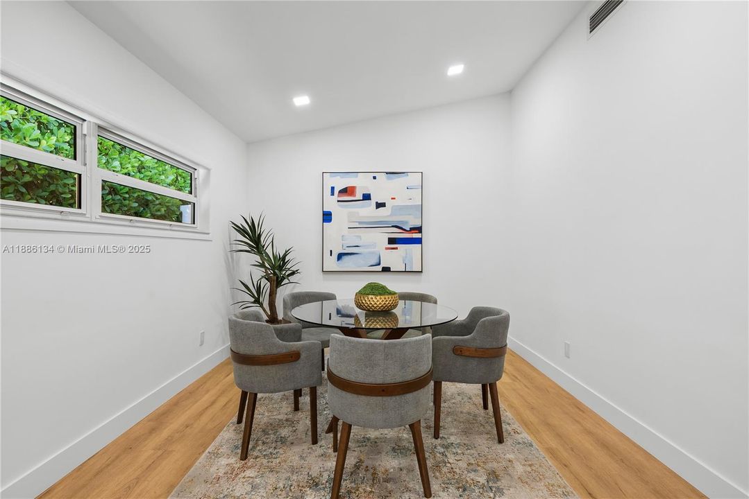 Под контрактом: $3,597,000 (4 спален, 3 ванн, 3248 Квадратных фут)