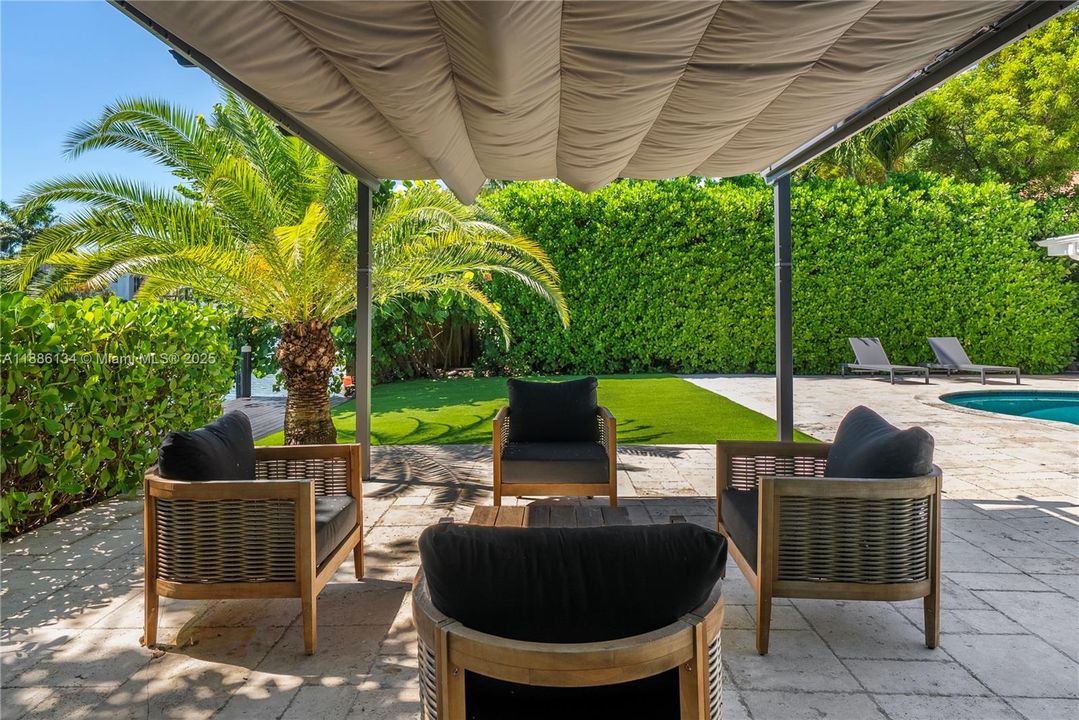 Под контрактом: $3,597,000 (4 спален, 3 ванн, 3248 Квадратных фут)