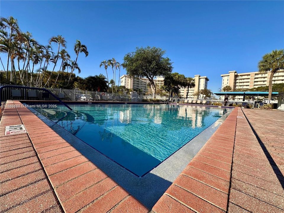 For Sale: $159,000 (1 beds, 1 baths, 900 Square Feet)