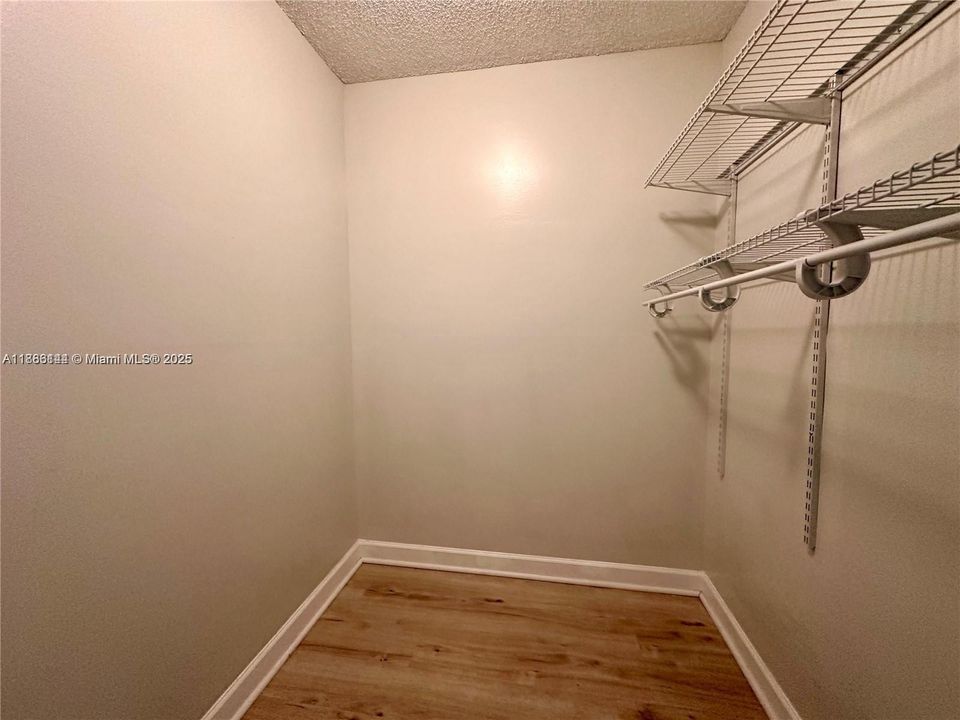 For Sale: $159,000 (1 beds, 1 baths, 900 Square Feet)