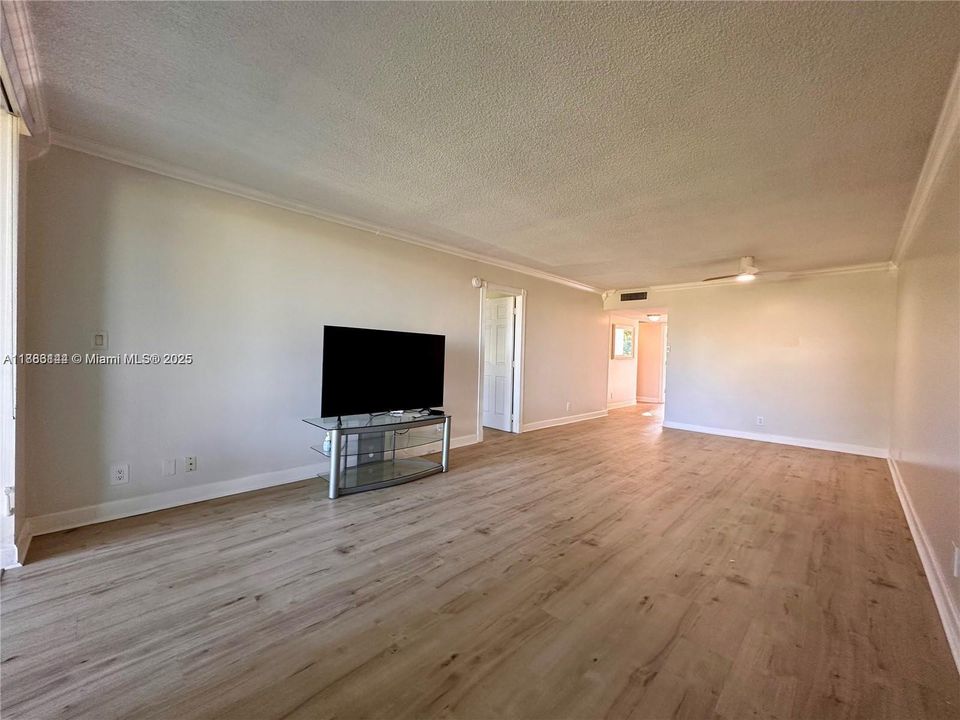 For Sale: $159,000 (1 beds, 1 baths, 900 Square Feet)