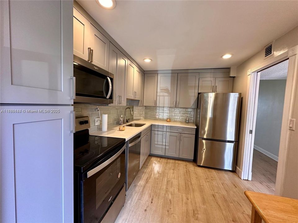 For Sale: $159,000 (1 beds, 1 baths, 900 Square Feet)