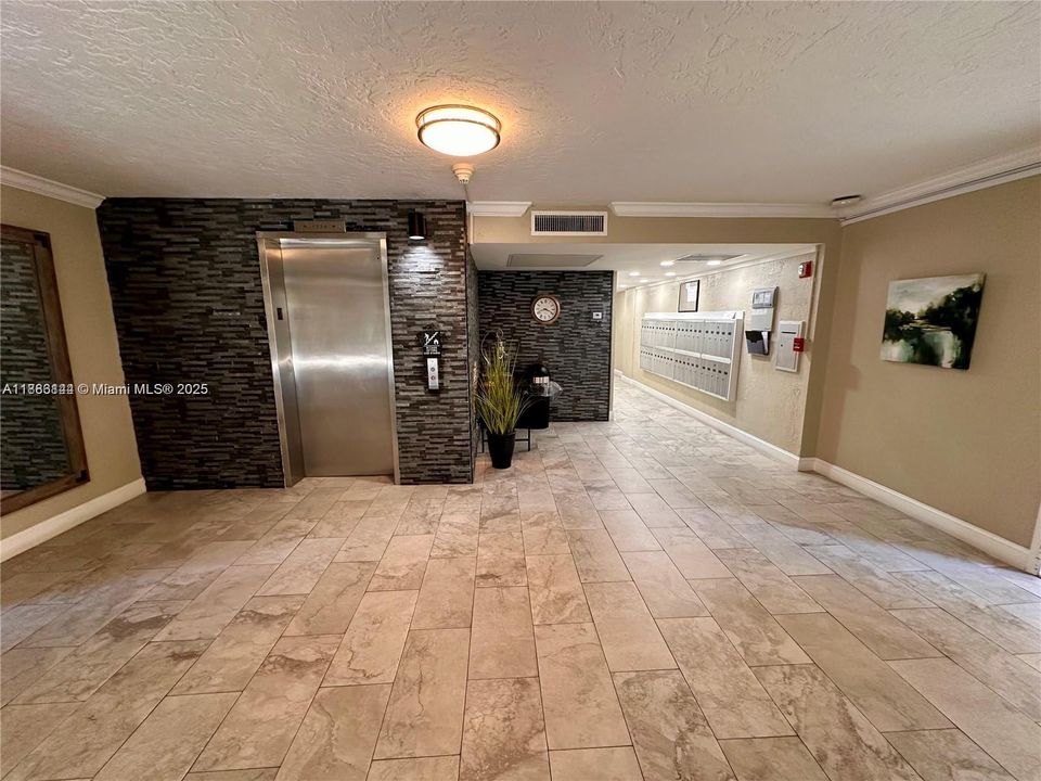 For Sale: $159,000 (1 beds, 1 baths, 900 Square Feet)